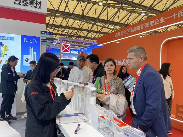 鴻志新材的展臺吸引了諸多嘉賓駐足洽談 鴻志新材的展臺吸引了諸多嘉賓駐足洽談